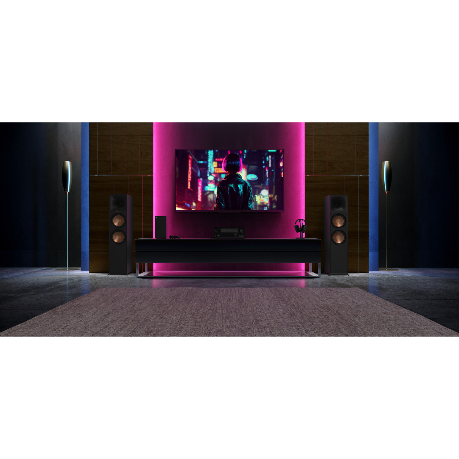 Woonkamer met een tv, luidsprekers en decoratie. De kamer heeft lambrisering en een vloerkleed.