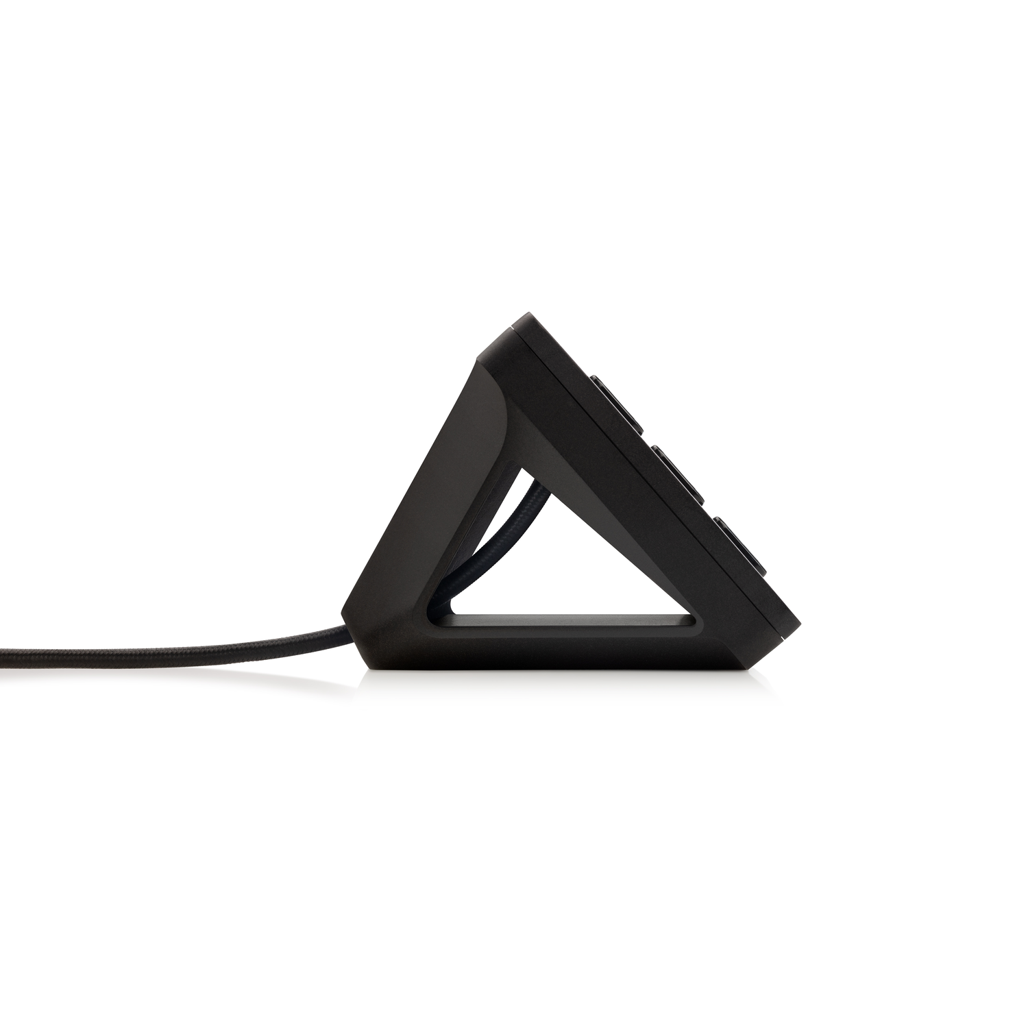 Zwart, driehoekig apparaat met knoppen en kabel.