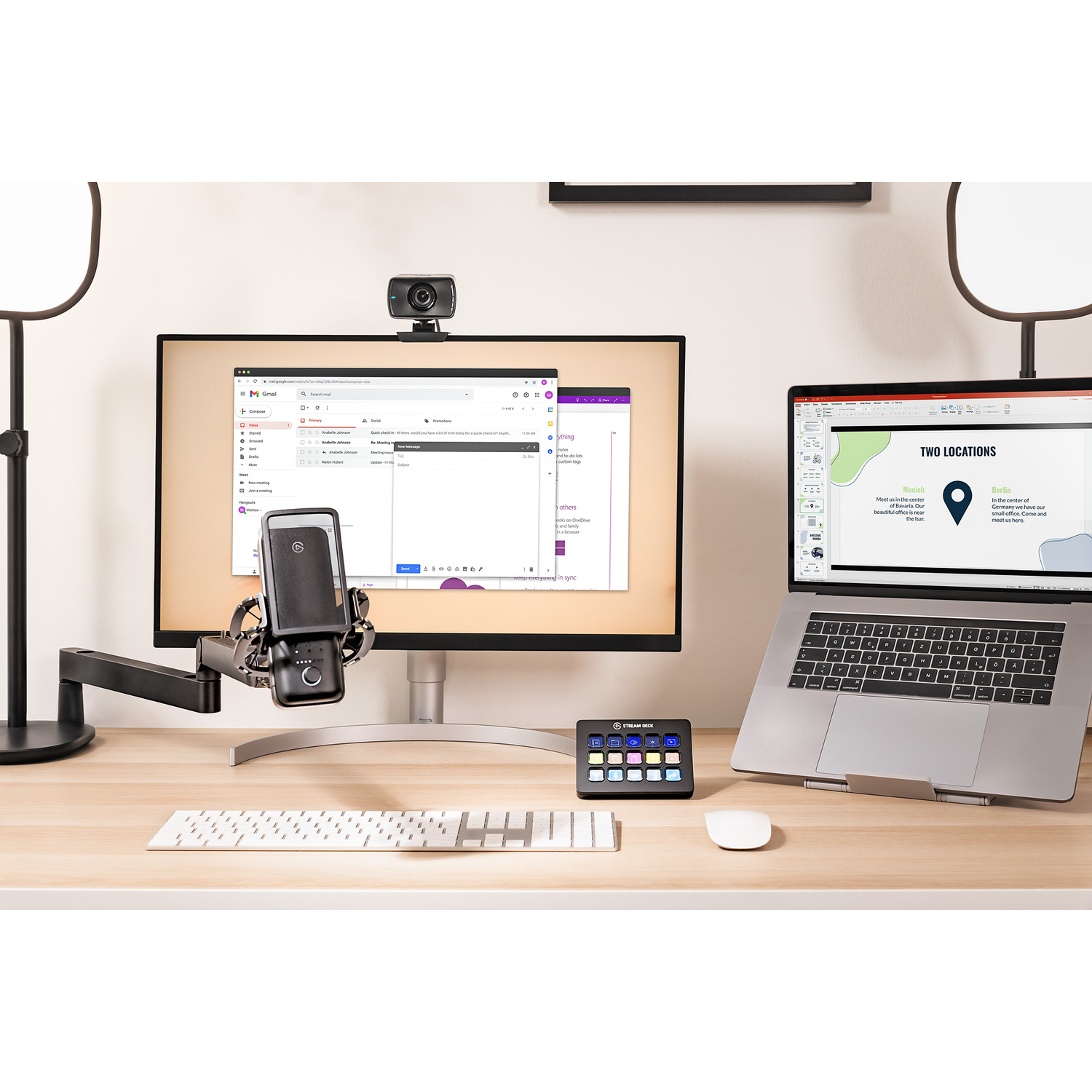 Een bureau-opstelling met een monitor, laptop, microfoon en Stream Deck. Het scherm toont e-mail en presentatie.