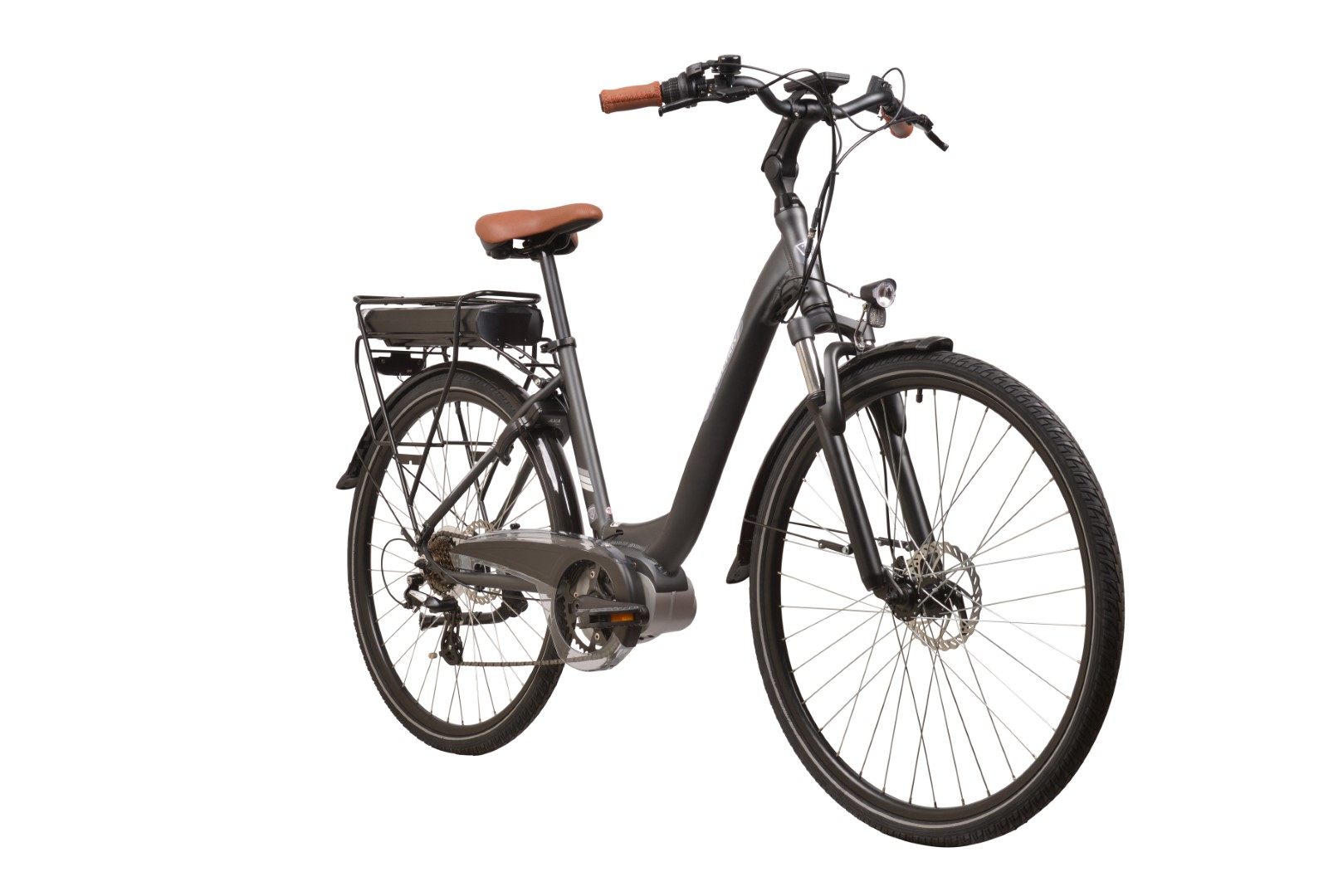 Rower elektryczny, czarna rama, brązowe siodełko i akcesoria. Jest na białym tle.