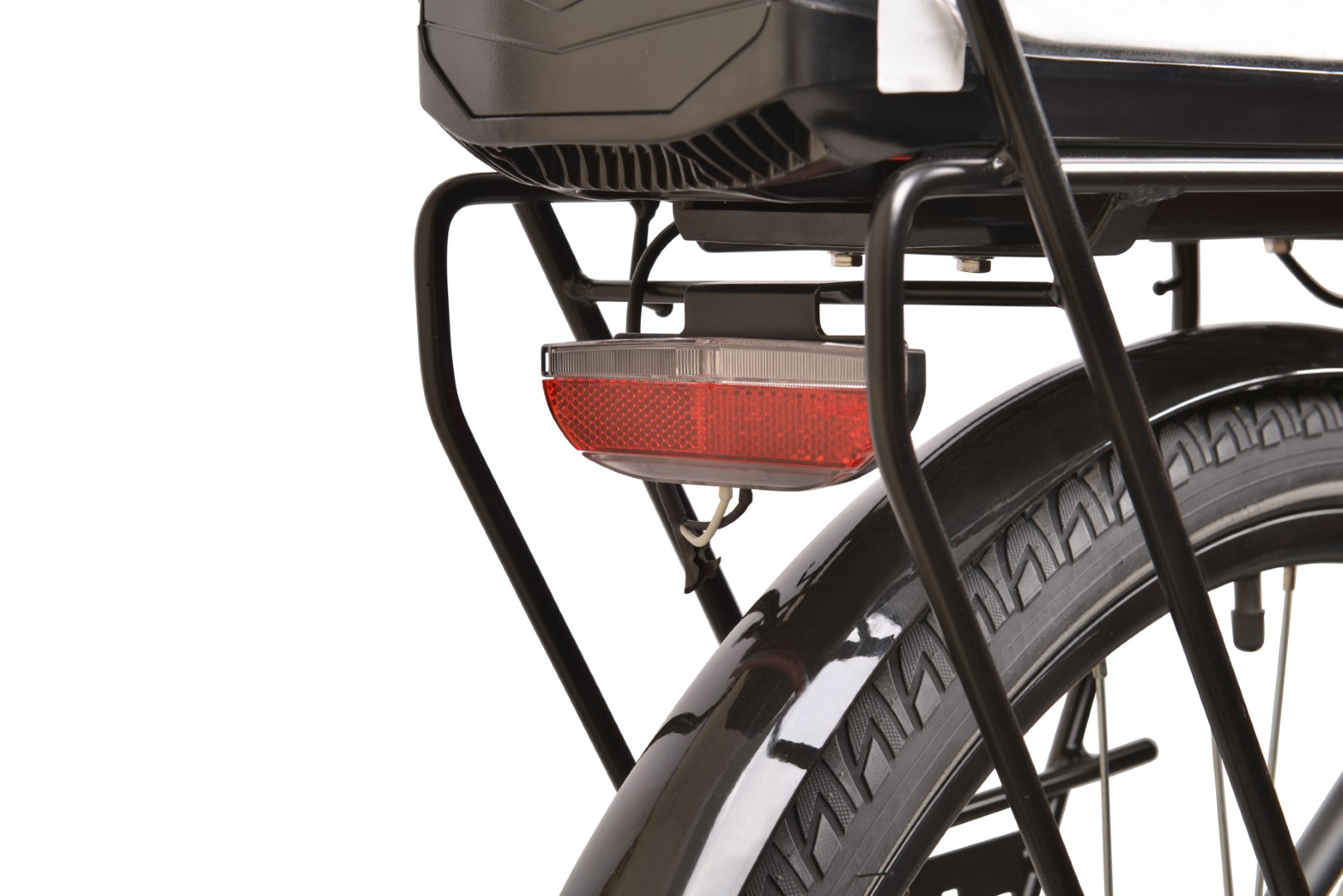Zbliżenie tylnej części roweru. Tylne światło i bagażnik są ostre.