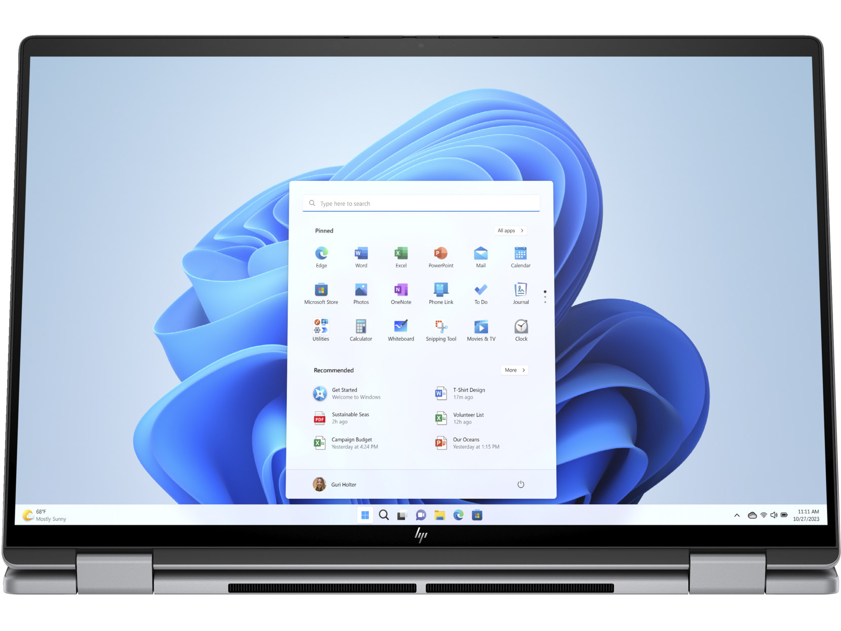 Una laptop HP abierta. La pantalla muestra el menú de inicio de Windows 11 con varios iconos de aplicaciones.