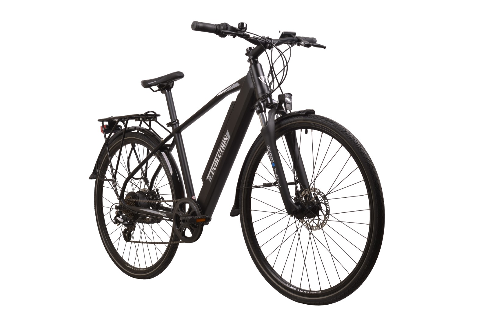 Czarny rower elektryczny z przednim zawieszeniem, tylnym bagażnikiem i elegancką ramą. Białe tło.