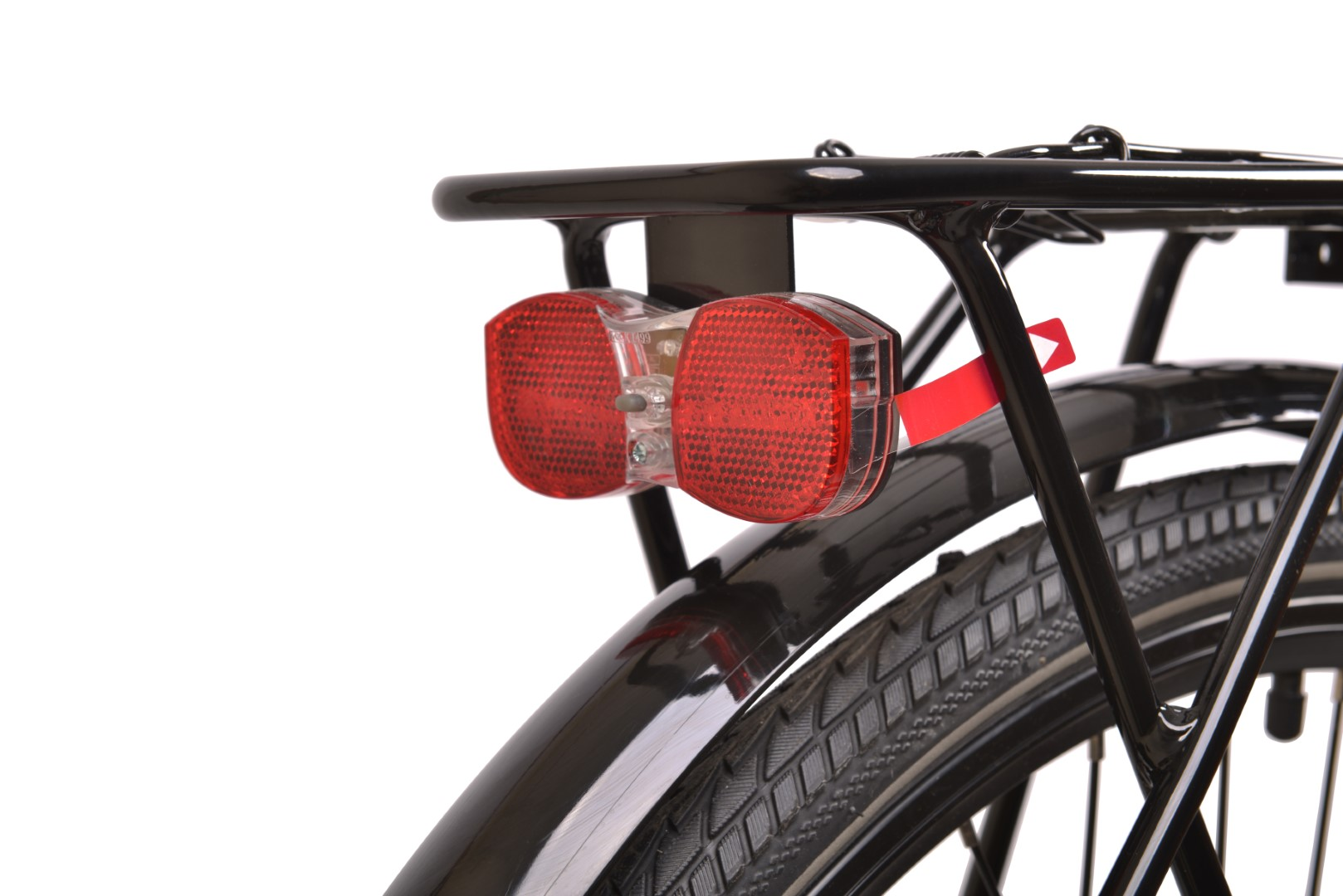 Zbliżenie tylnych odblasków roweru zamontowanych na czarnej ramie na białym tle.