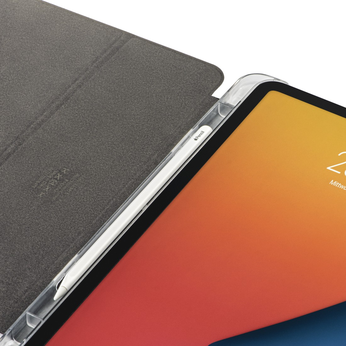 Nahaufnahme eines iPads mit geöffneter Hülle, das den Bildschirm und einen Stift zeigt.