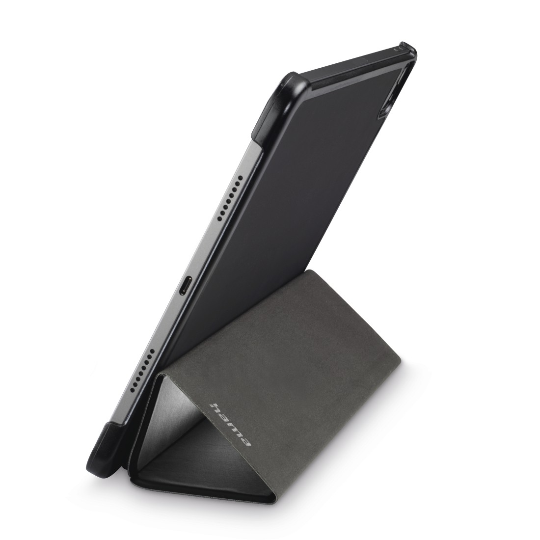 Ein Tablet in einer Hülle, die als Ständer gefaltet ist, auf einer weißen Oberfläche.