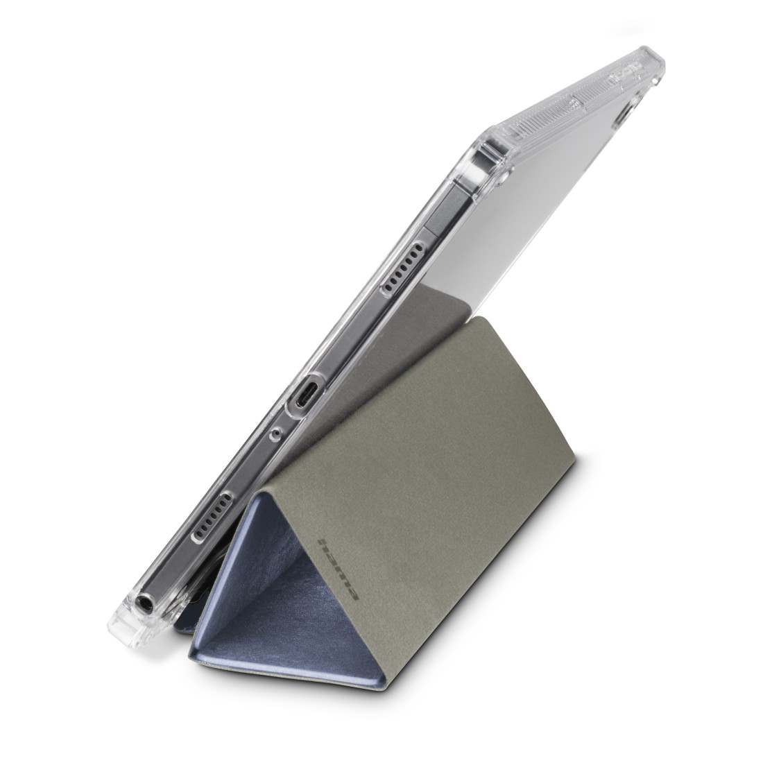 Ein Tablet in einer transparenten Hülle wird von einem grau-blauen Ständer gehalten. Der Ständer trägt den Markennamen 'hama'.