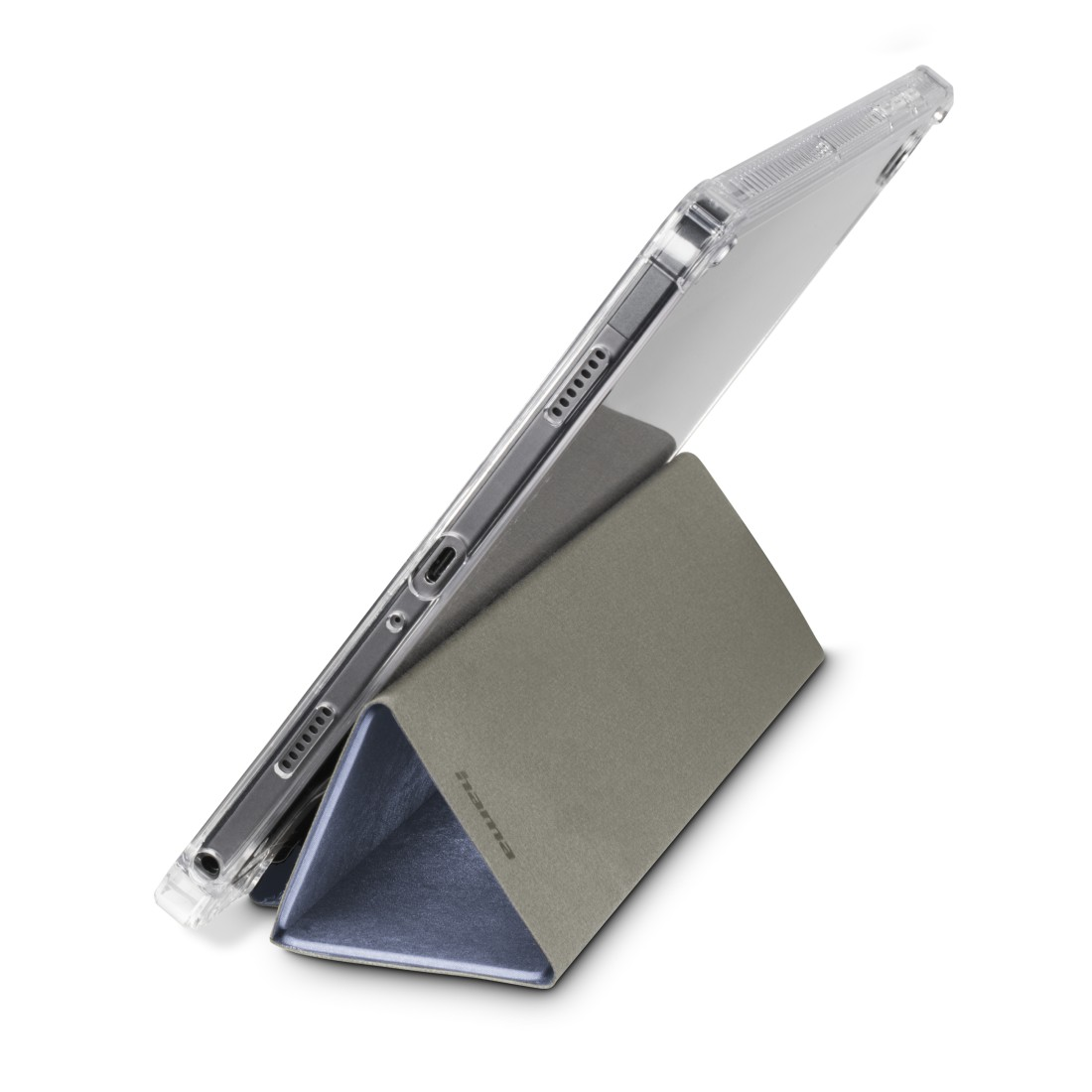 Ein Tablet in einer transparenten Hülle wird von einem grau-blauen Ständer gehalten. Auf dem Ständer ist das 'hama'-Logo zu sehen.