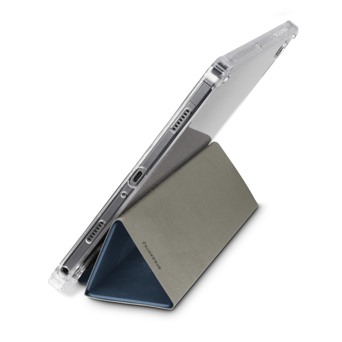 Ein Tablet in einer durchsichtigen Hülle wird von einem faltbaren Ständer gehalten. Der Ständer ist außen grau und innen blau.