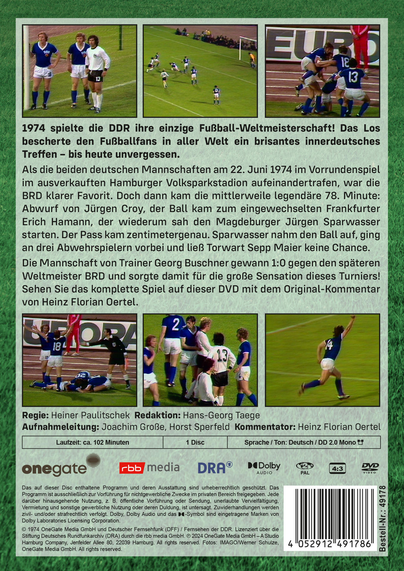 Fußballspieler in blau-weißen Uniformen auf grünem Feld, mit einer DVD-Hülle im Hintergrund.