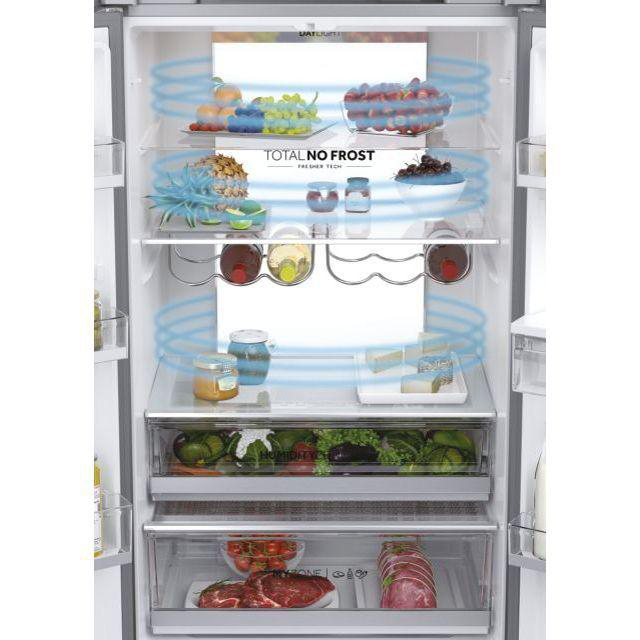 Offener Kühlschrank mit Früchten, Gemüse, Fleisch, Käse und Gläsern. Blaue Luftstromlinien sind im gesamten Kühlschrank sichtbar.