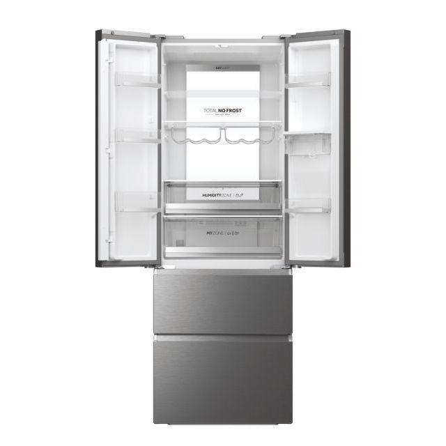 Offener Kühlschrank, Edelstahl-Finish. Innenraum mit Regalen, Schubladen und Beschriftungen: Total No Frost, Humidity Zone und My Zone.