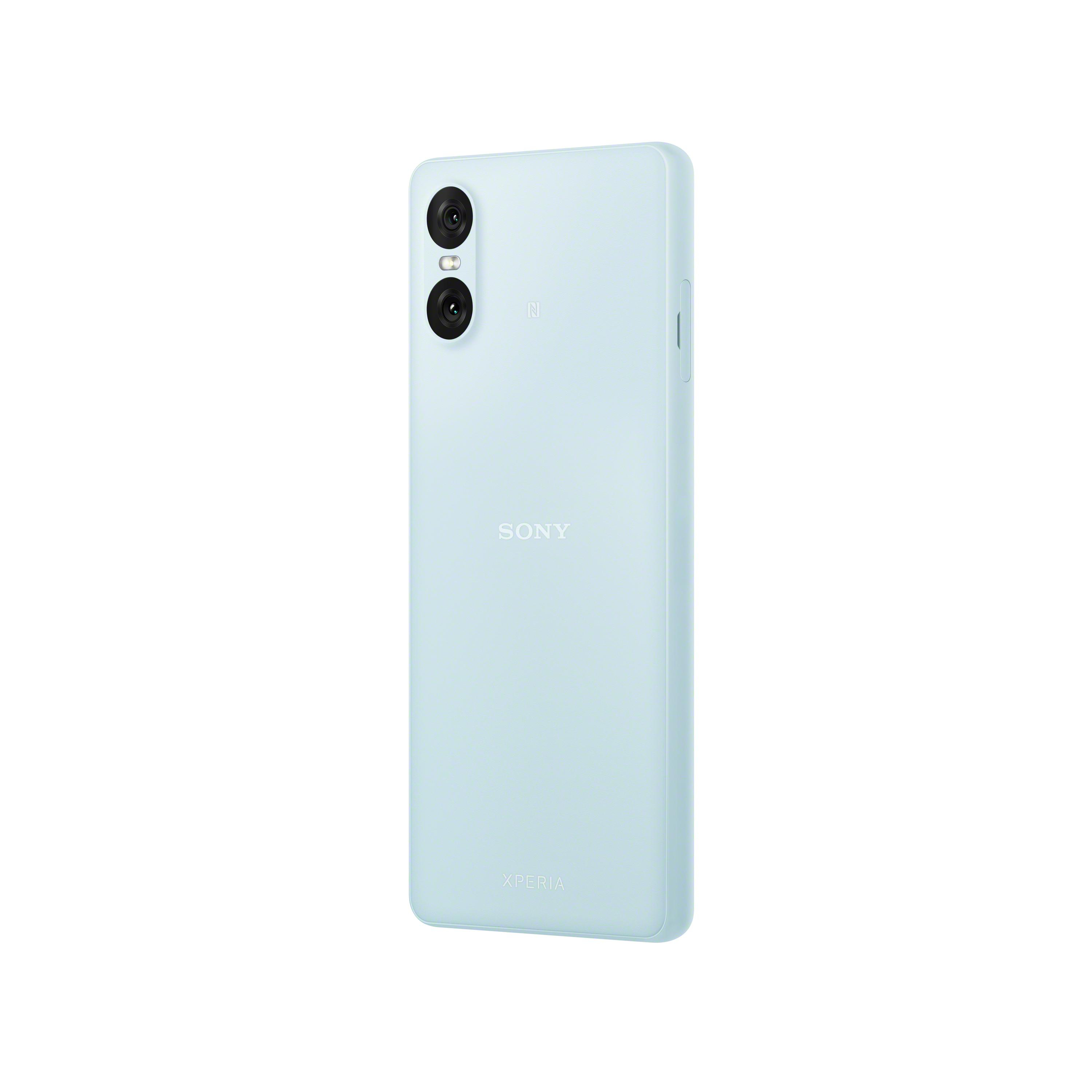 Ein hellblaues Telefon mit zwei Kameras und einem Sony-Logo.