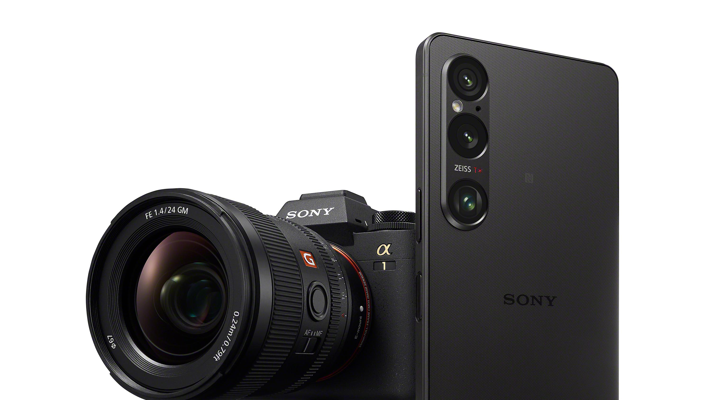 Ein Objektiv und eine Sony-Kamera auf weißer Oberfläche, mit einem Telefon rechts.