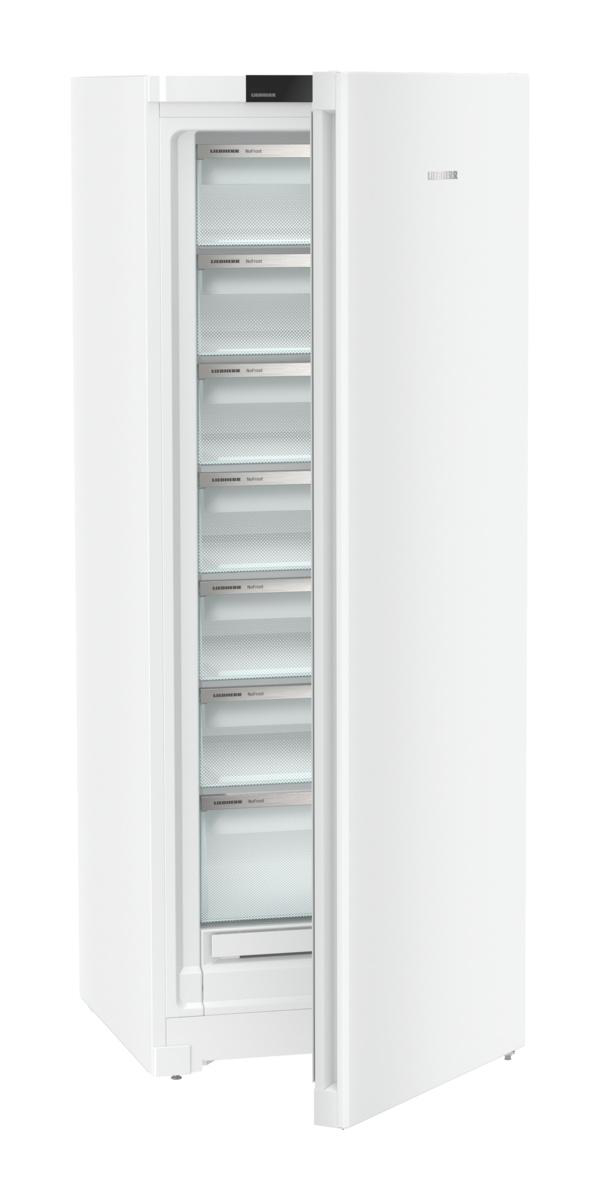 Weißer Liebherr-Kühlschrank mit geöffneter Tür, die Glasböden und Schubladen zeigt.