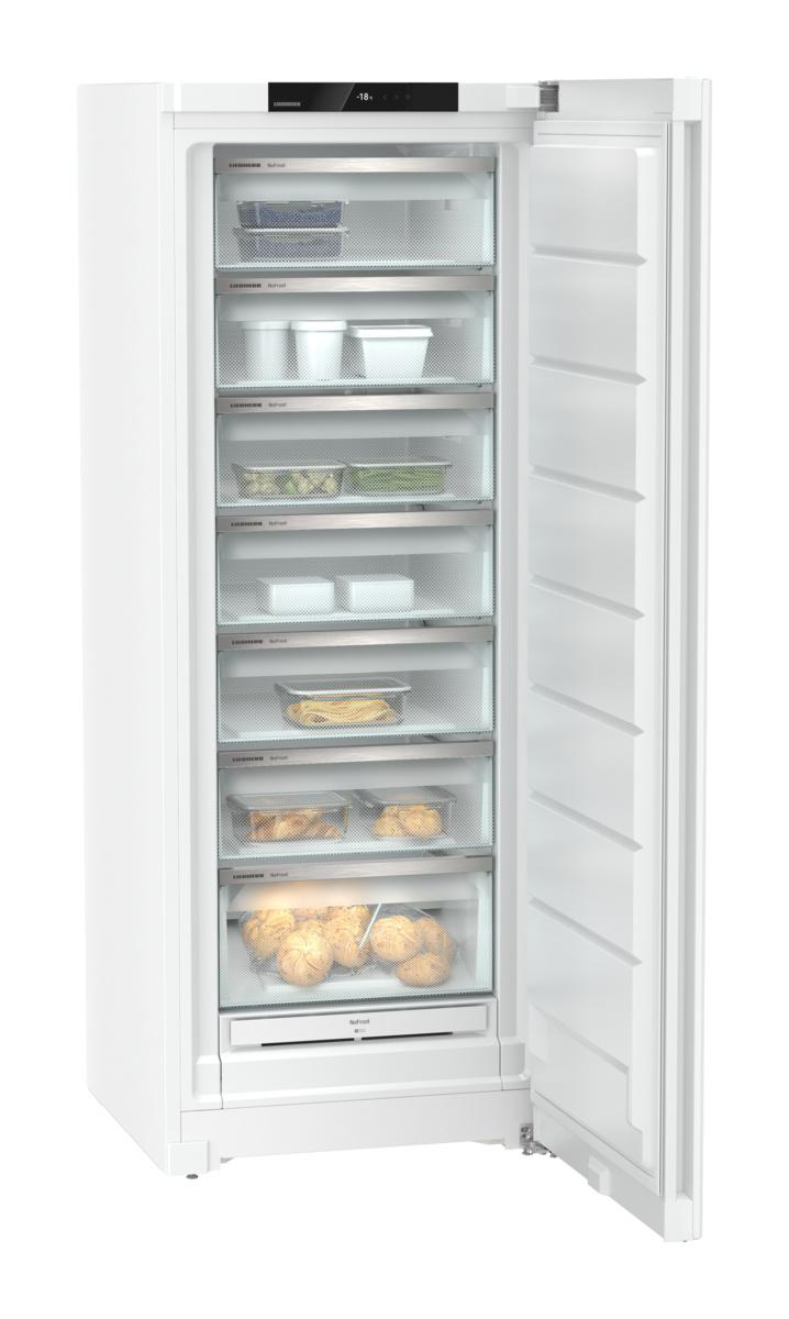 Ein weißer Kühlschrank mit geöffneter Tür, der Regale mit Lebensmitteln zeigt.
