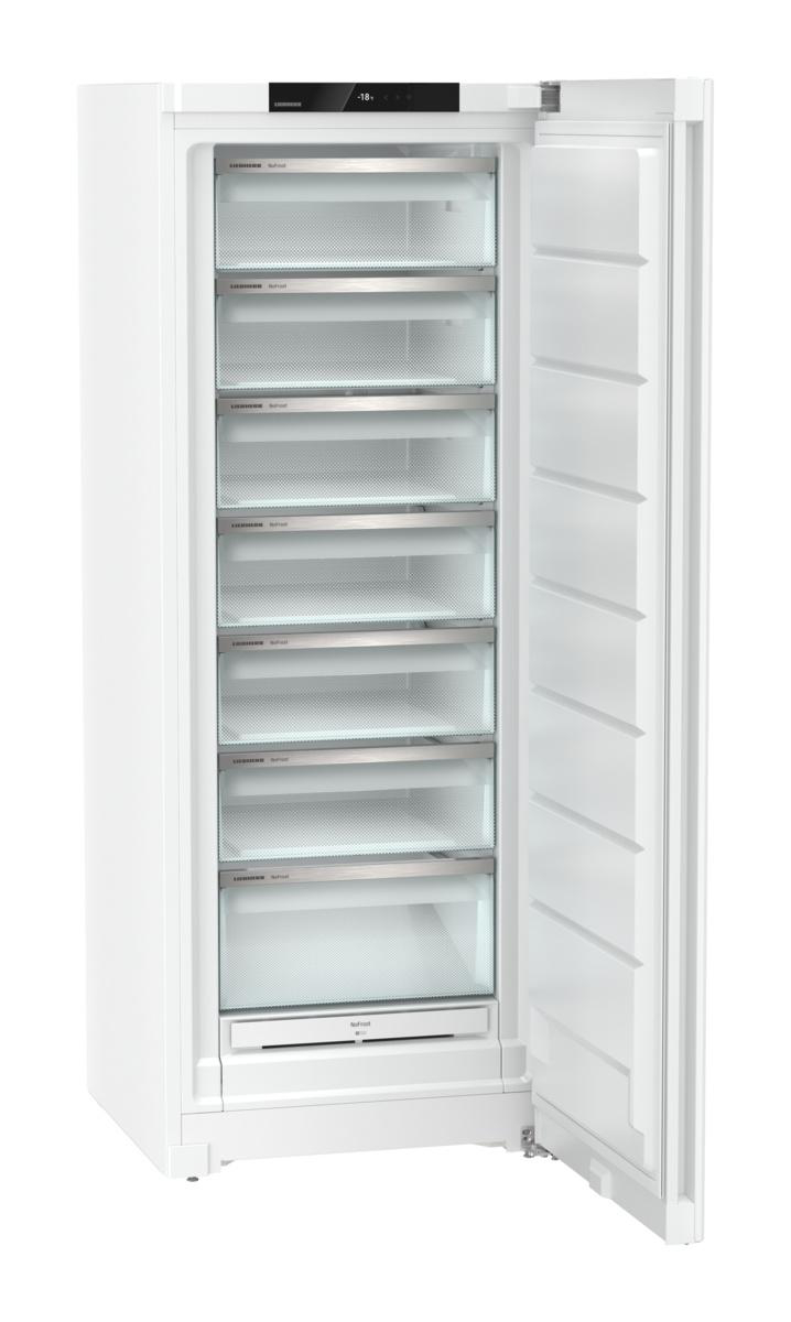 Ein weißer Kühlschrank mit geöffneter Tür, die Regale und Schubladen zeigend.