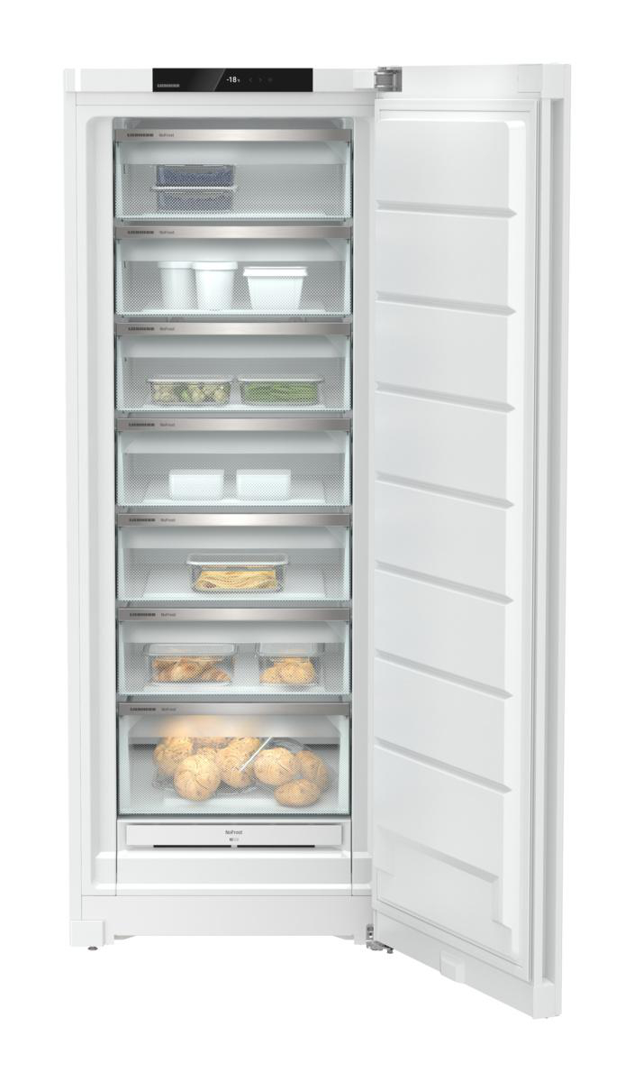 Weißer Kühlschrank mit offener Tür. Zeigt Regale und Inhalte.
