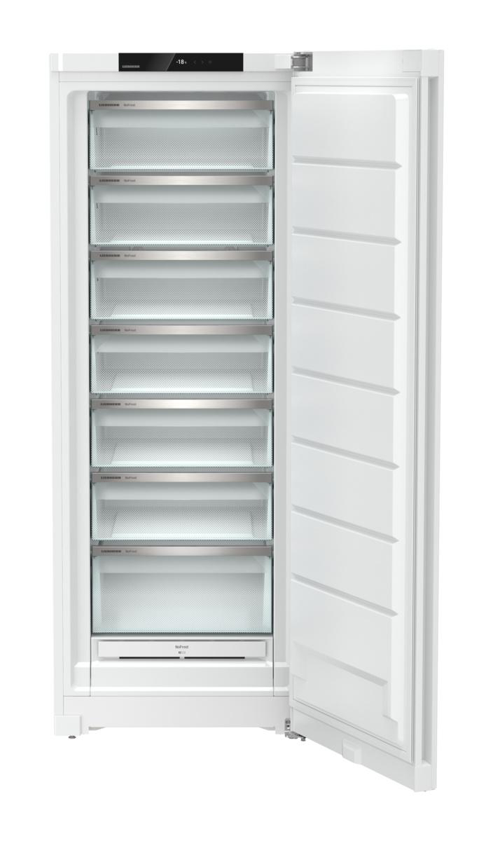 Ein weißer Kühlschrank mit geöffneter Tür. Der Innenraum hat mehrere Regale.