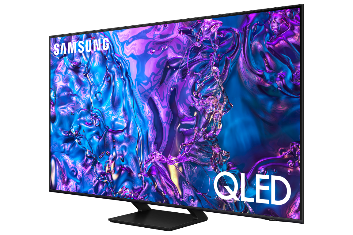 Renkli bir arka plan üzerinde QLED ve Samsung yazılı siyah bir TV.