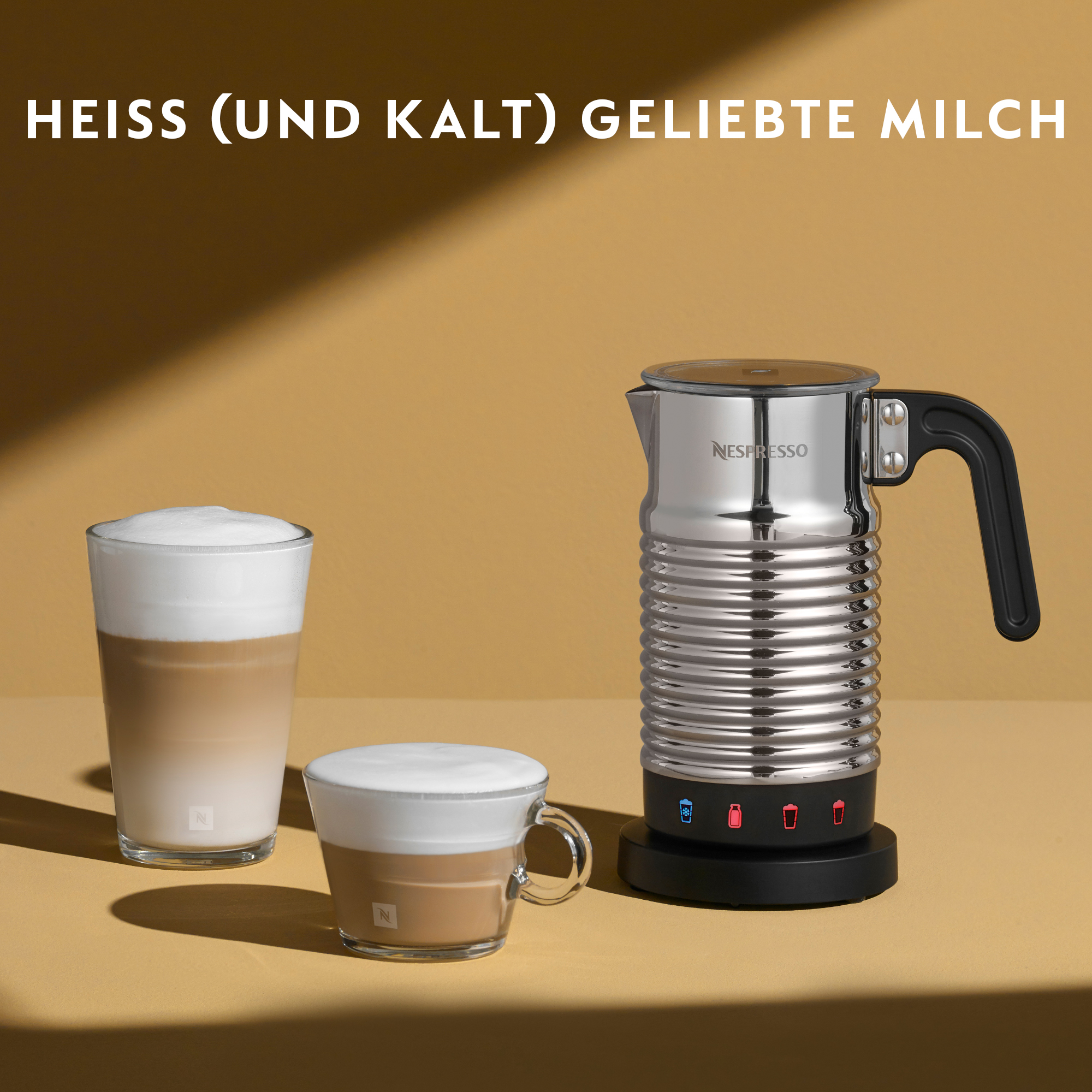 Kaffeegetränke mit Milchaufschäumer. Zwei Gläser, eine Kaffeemaschine.