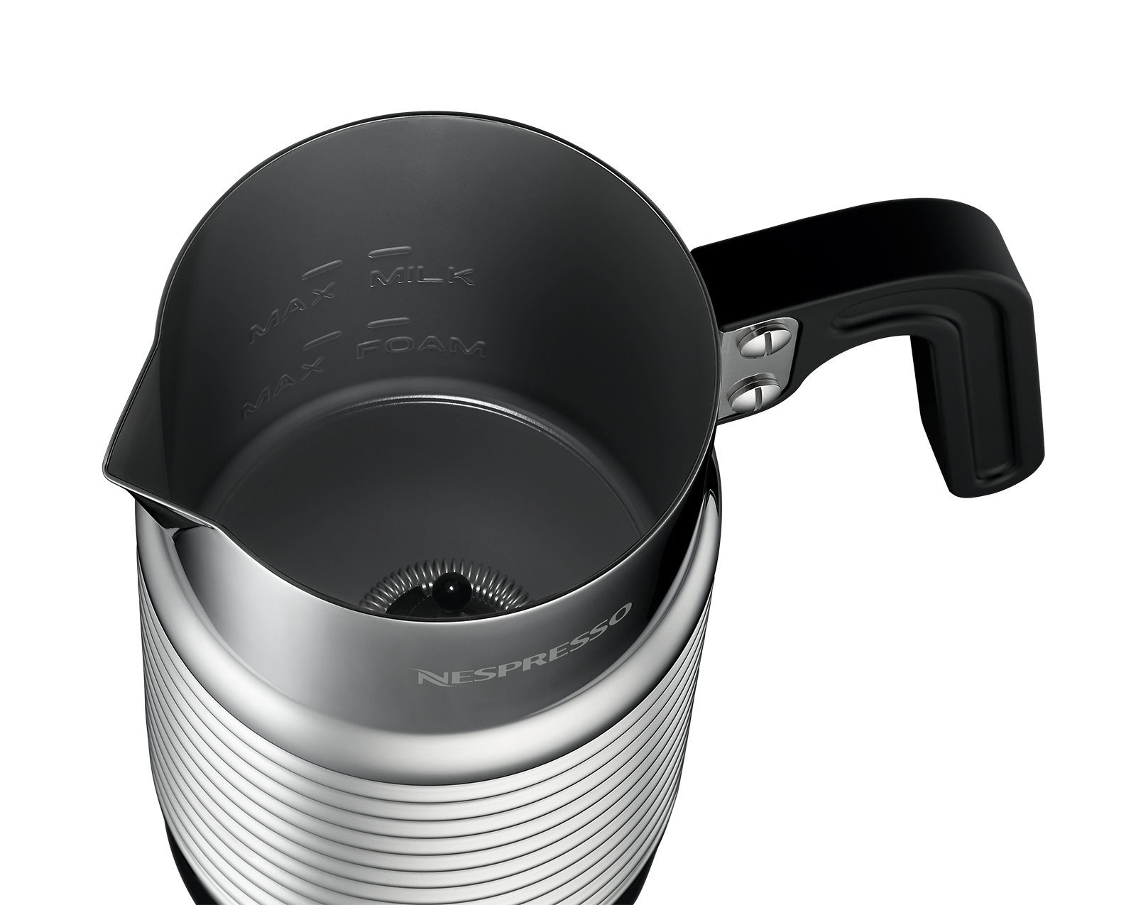 Ein Nespresso-Milchaufschäumer. Der Krug ist innen schwarz und außen silber. Er hat einen schwarzen Griff und der Aufschäumer ist innen sichtbar.