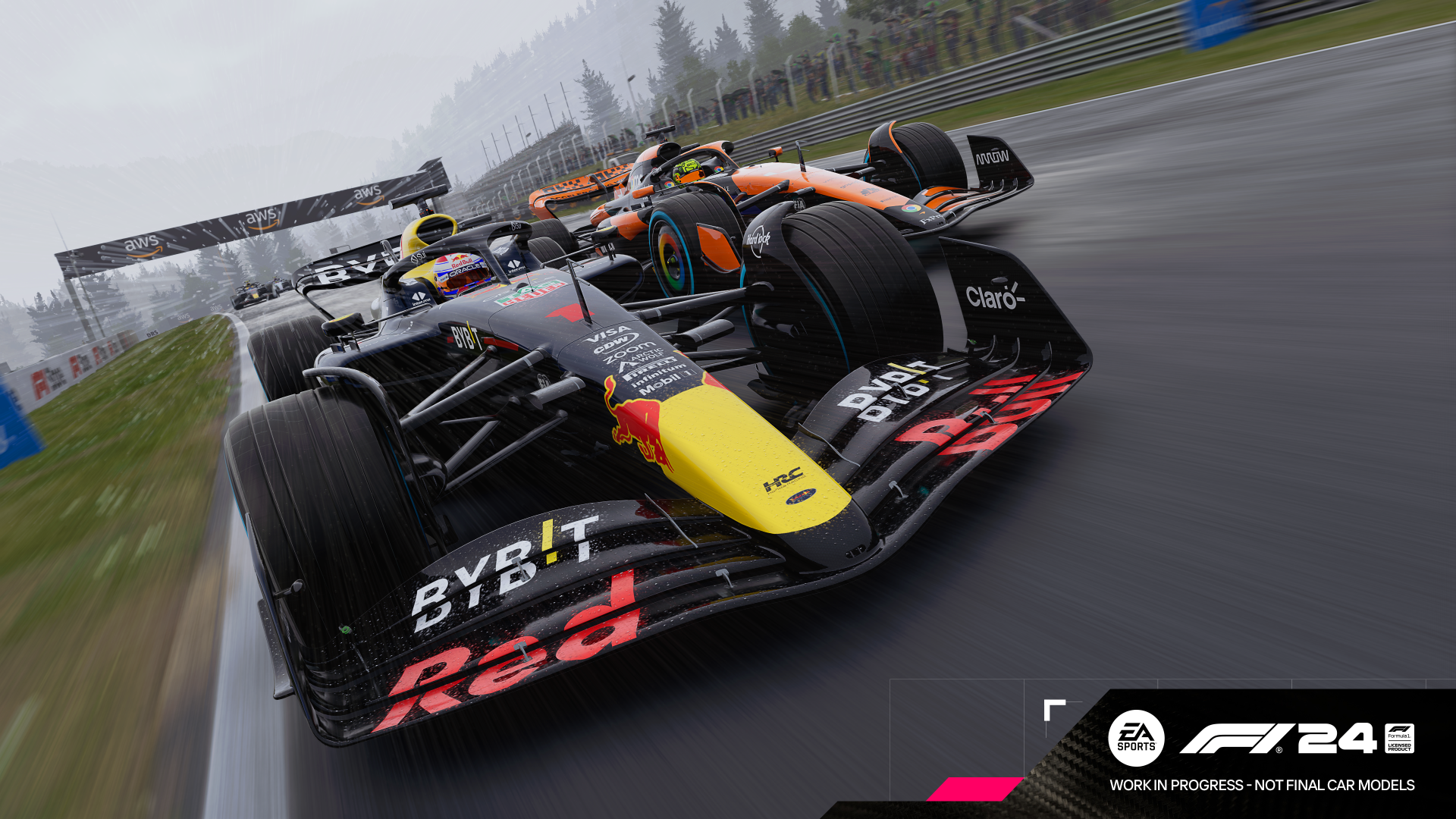 Samochody wyścigowe F1 w deszczowym wyścigu. Samochód Red Bull jest z przodu. Samochód McLarena jest z tyłu.