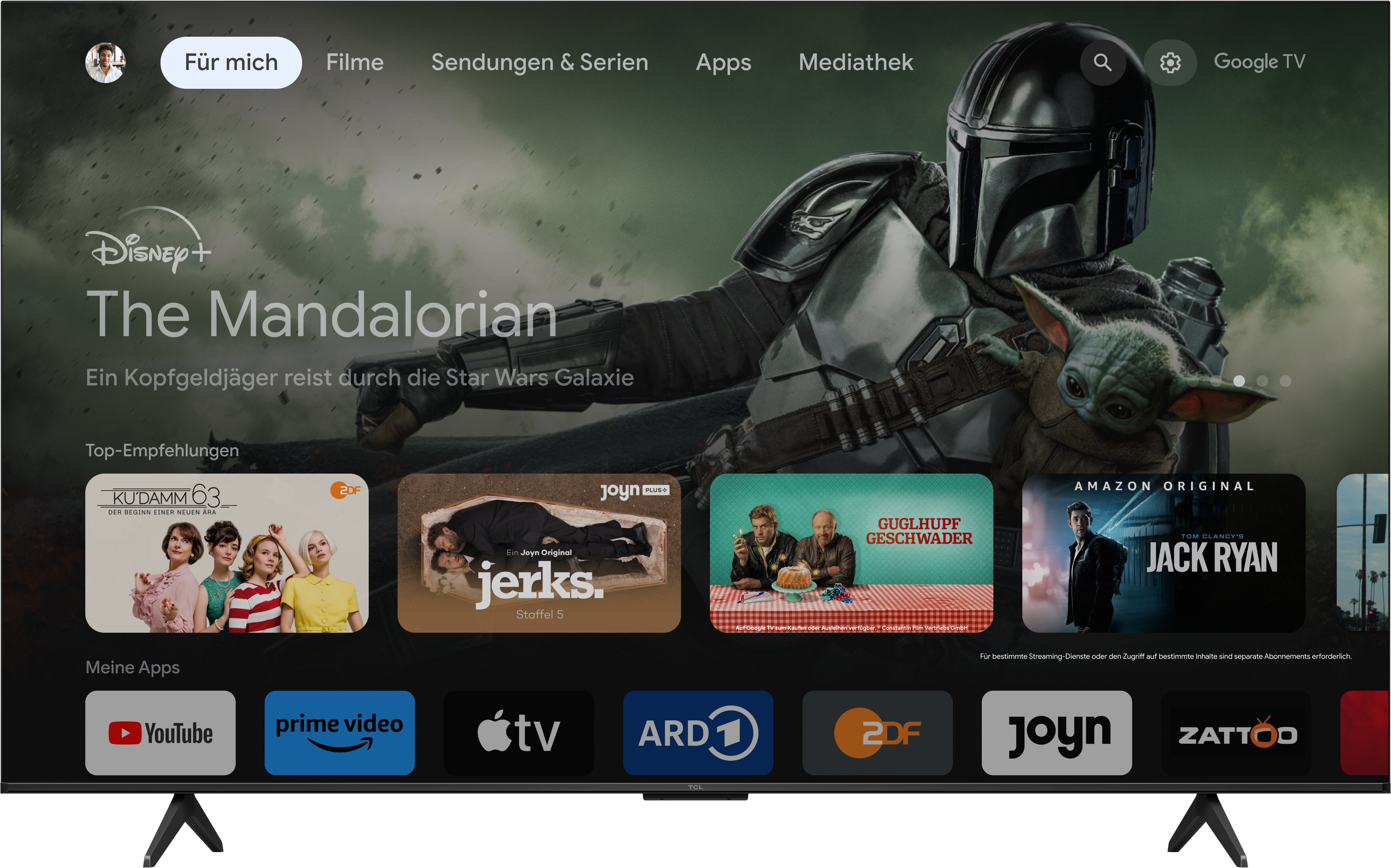 Un televisore mostra The Mandalorian. I personaggi sono sullo schermo con un'interfaccia di app di streaming.