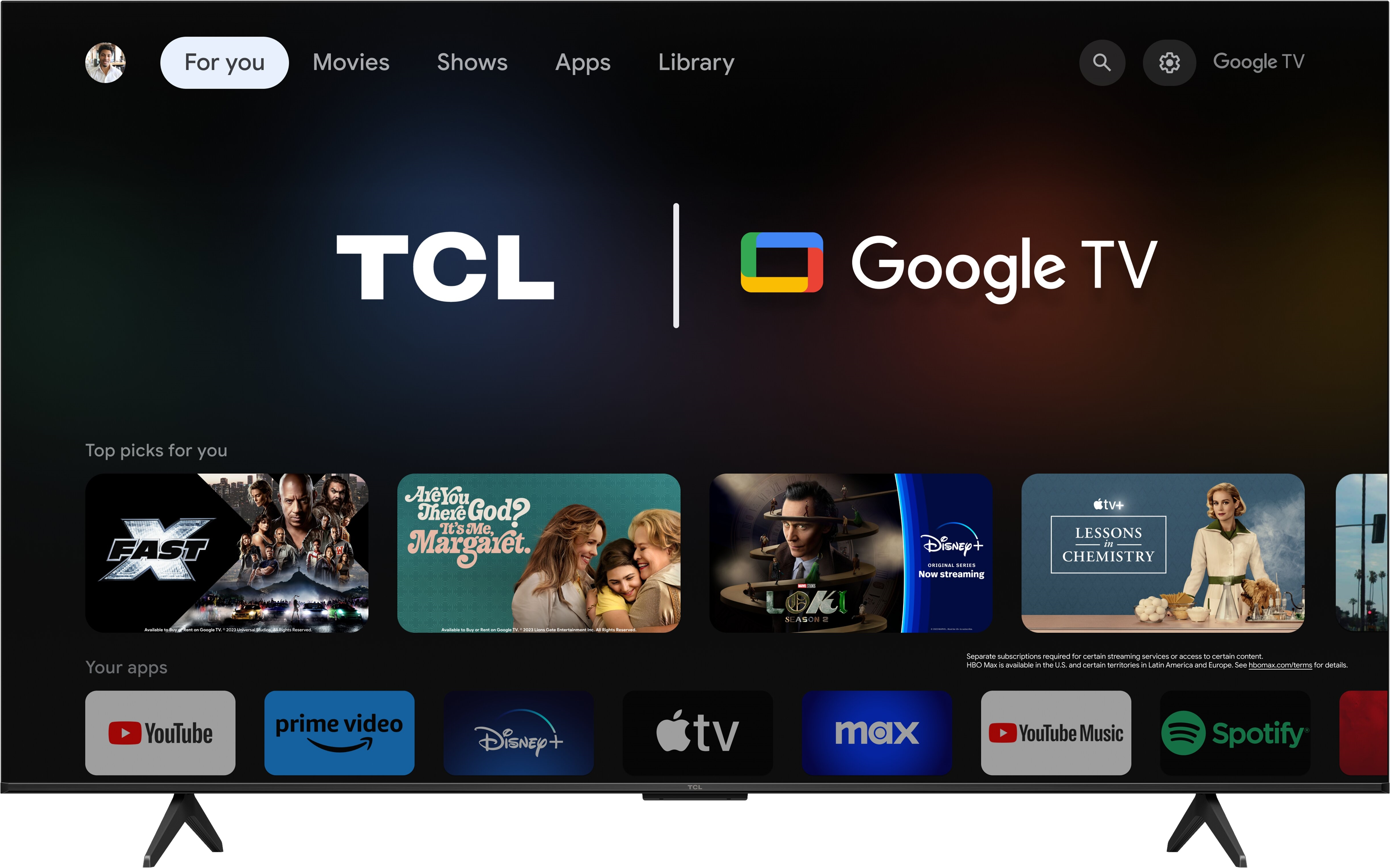 Interfaccia TCL Google TV che mostra film e app. Include i loghi di YouTube, Prime Video, Disney+ e Spotify.