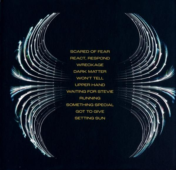 Albumcover mit Songtiteln und leuchtendem Design.