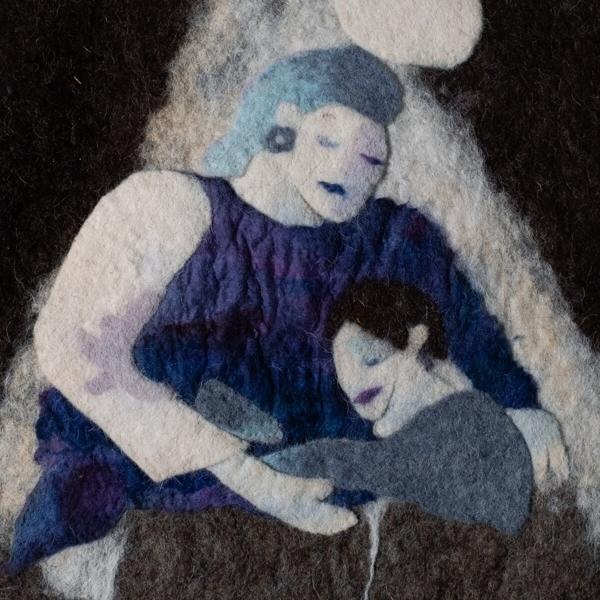 Kunst: Frau und Kind in zärtlicher Umarmung. Weiche Farben, Filzkunst.