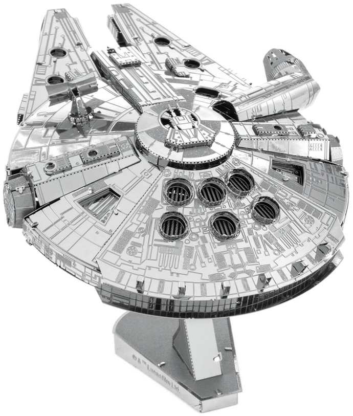 Ezüst fém modell a Millennium Falcon űrhajóról, bemutató állványon, fehér háttér előtt.
