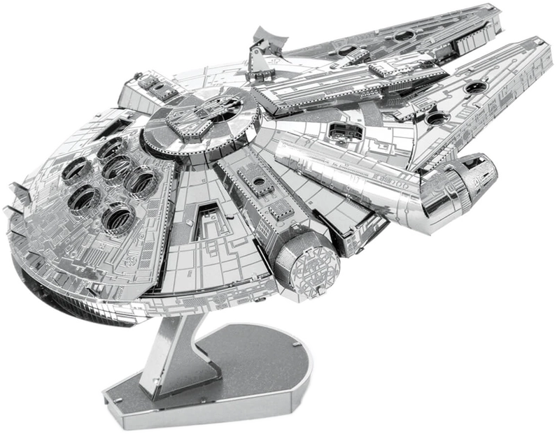 A Millennium Falcon űrhajó ezüst modellje fekete háttéren.
