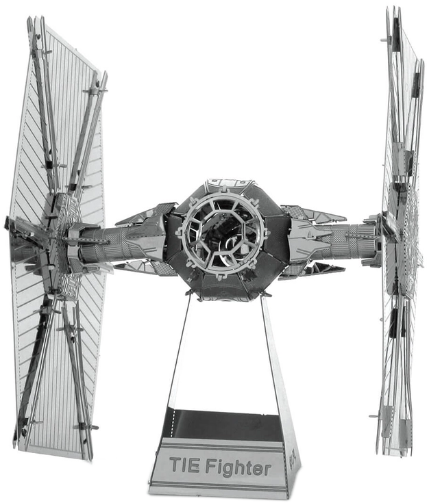Egy ezüst TIE Fighter modell állványon. 2 szárnyas panellel és egy központi testtel rendelkező űrhajó.