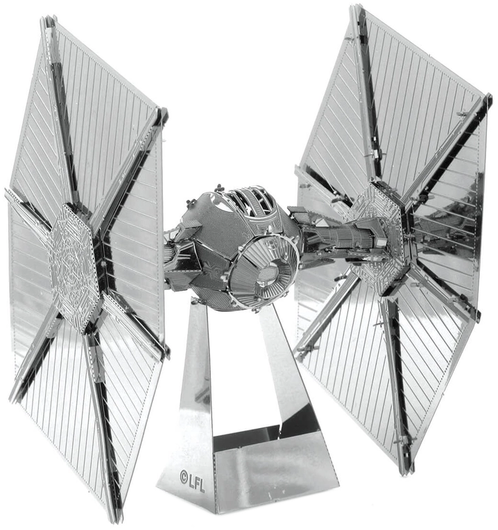 Egy fémes ezüst TIE fighter modell a Star Wars-ból, fehér háttérrel.