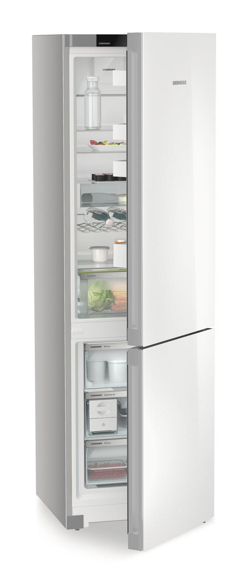 Weißer Liebherr-Kühlschrank mit offener Tür. Innen Regale mit Lebensmitteln und Behältern.