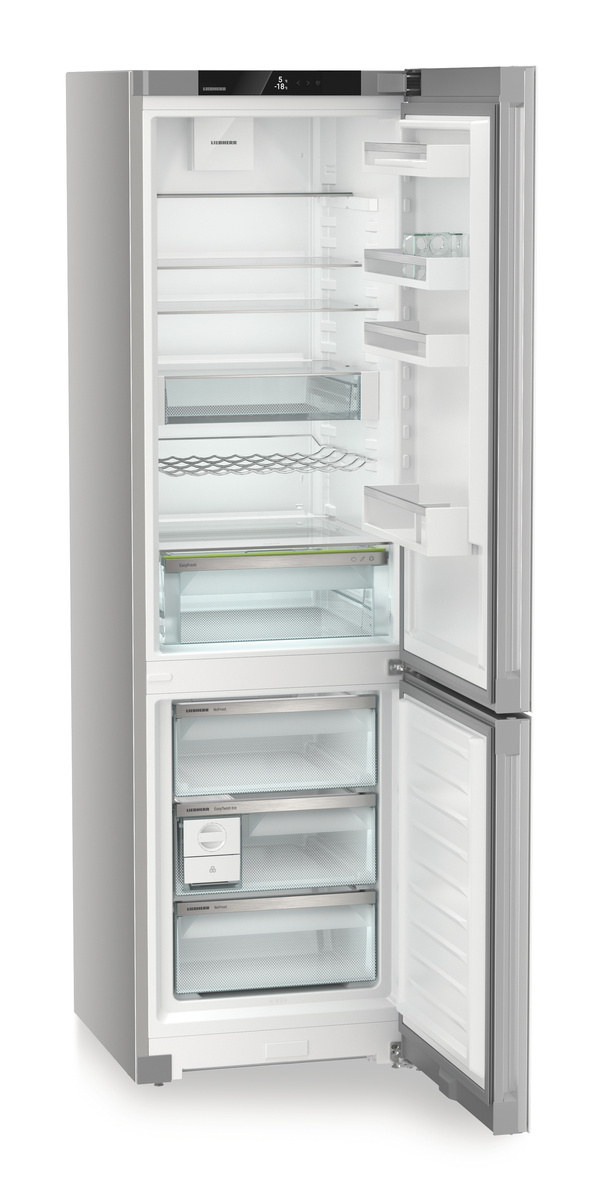 Geöffneter Kühlschrank, silber und weiß, mit sichtbaren Regalen und Schubladen, auf weißem Hintergrund.
