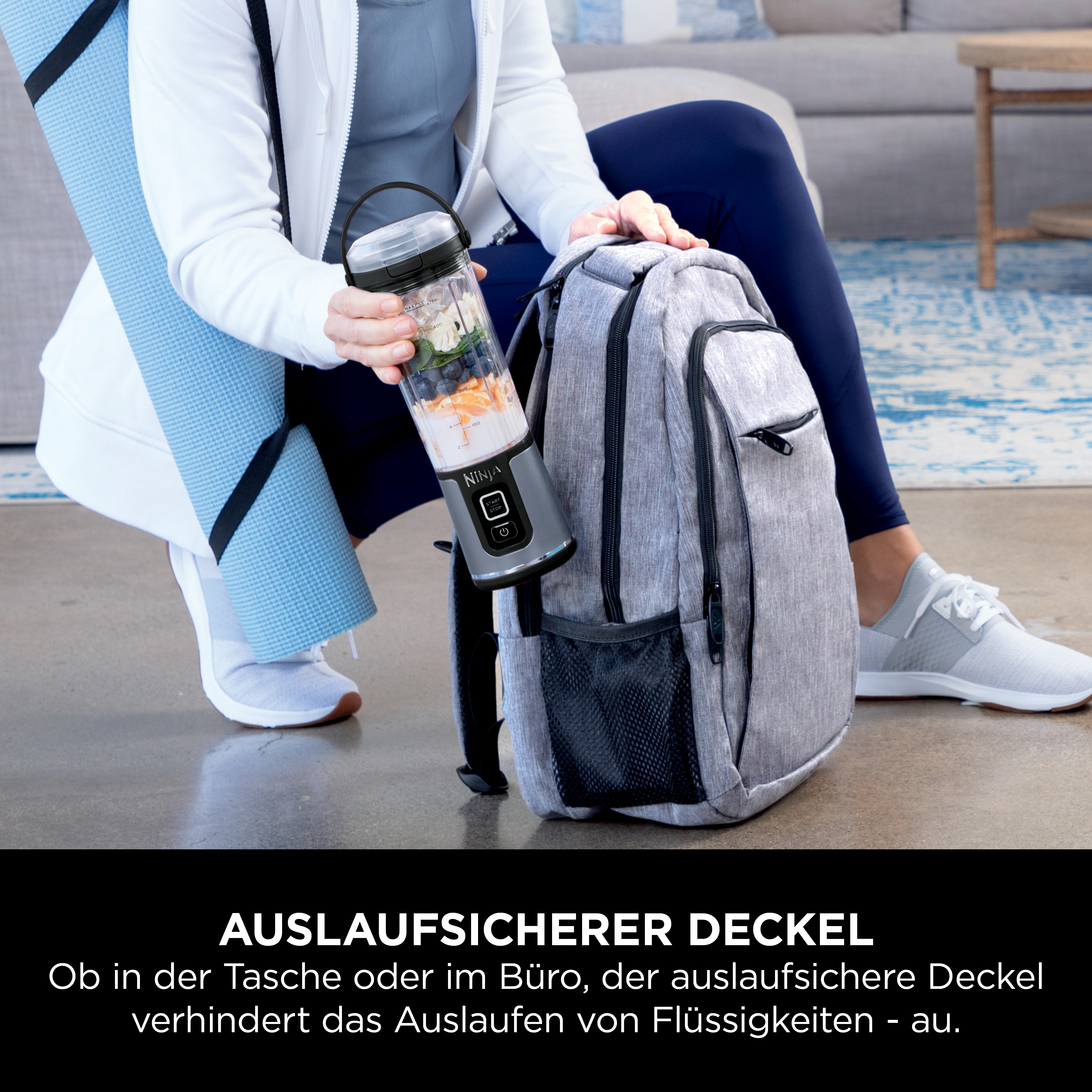 Person hält Mixer mit Früchten, neben einem Rucksack. Text über auslaufsicheren Deckel.