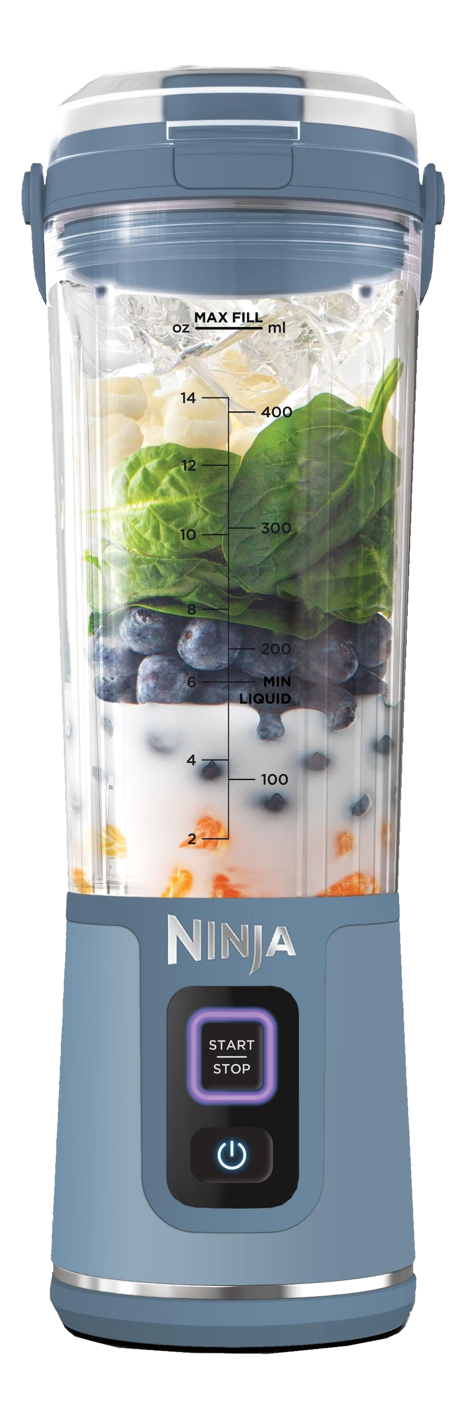 Blauer tragbarer Ninja-Mixer mit Inhalt: Eis, Blaubeeren, Spinat, Flüssigkeit.