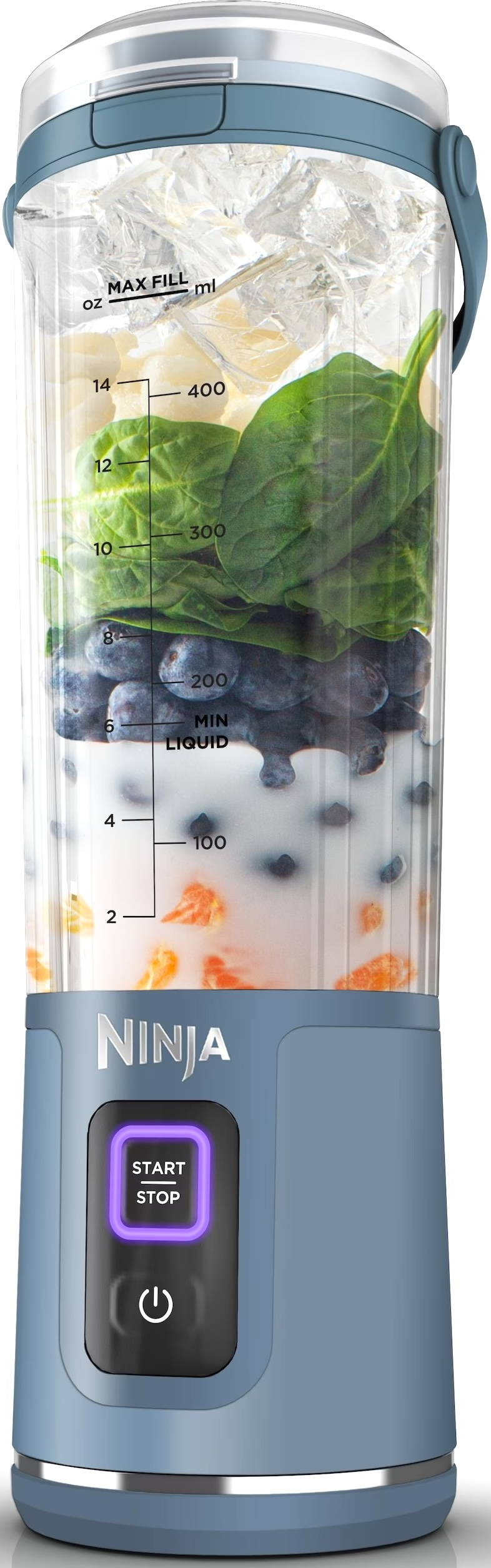 Ein blauer Ninja-Blender gefüllt mit Schichten aus Zutaten: Eis, Obst und Blattgemüse.