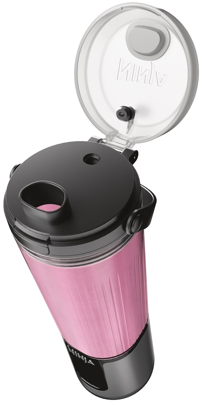 Rosa Mixer mit schwarzem Deckel, offen, zeigt den rosa Inhalt, und einen schwarzen Sockel.