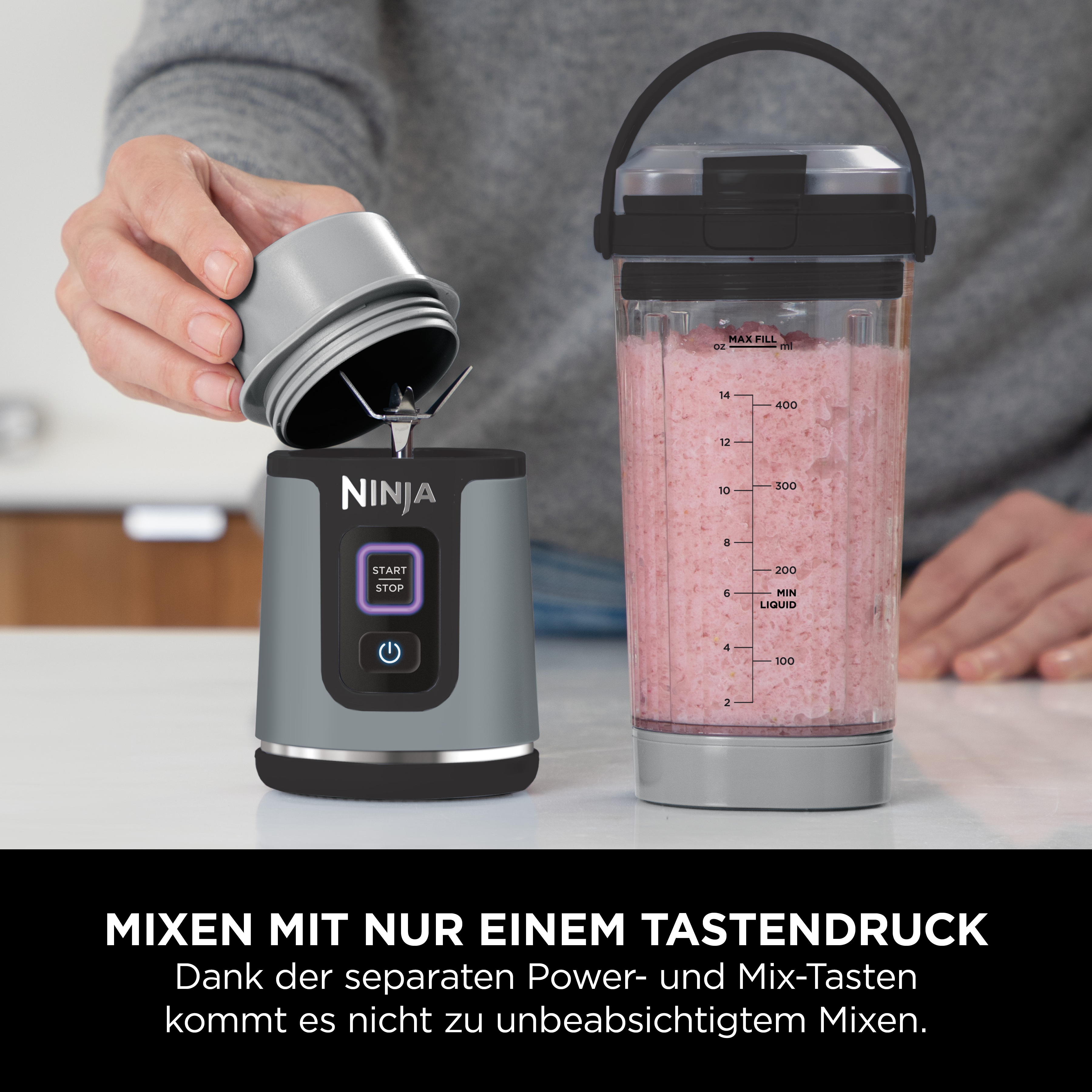 Ein Mixer wird benutzt. Eine Hand gießt Zutaten in den Mixer. Text steht unten.