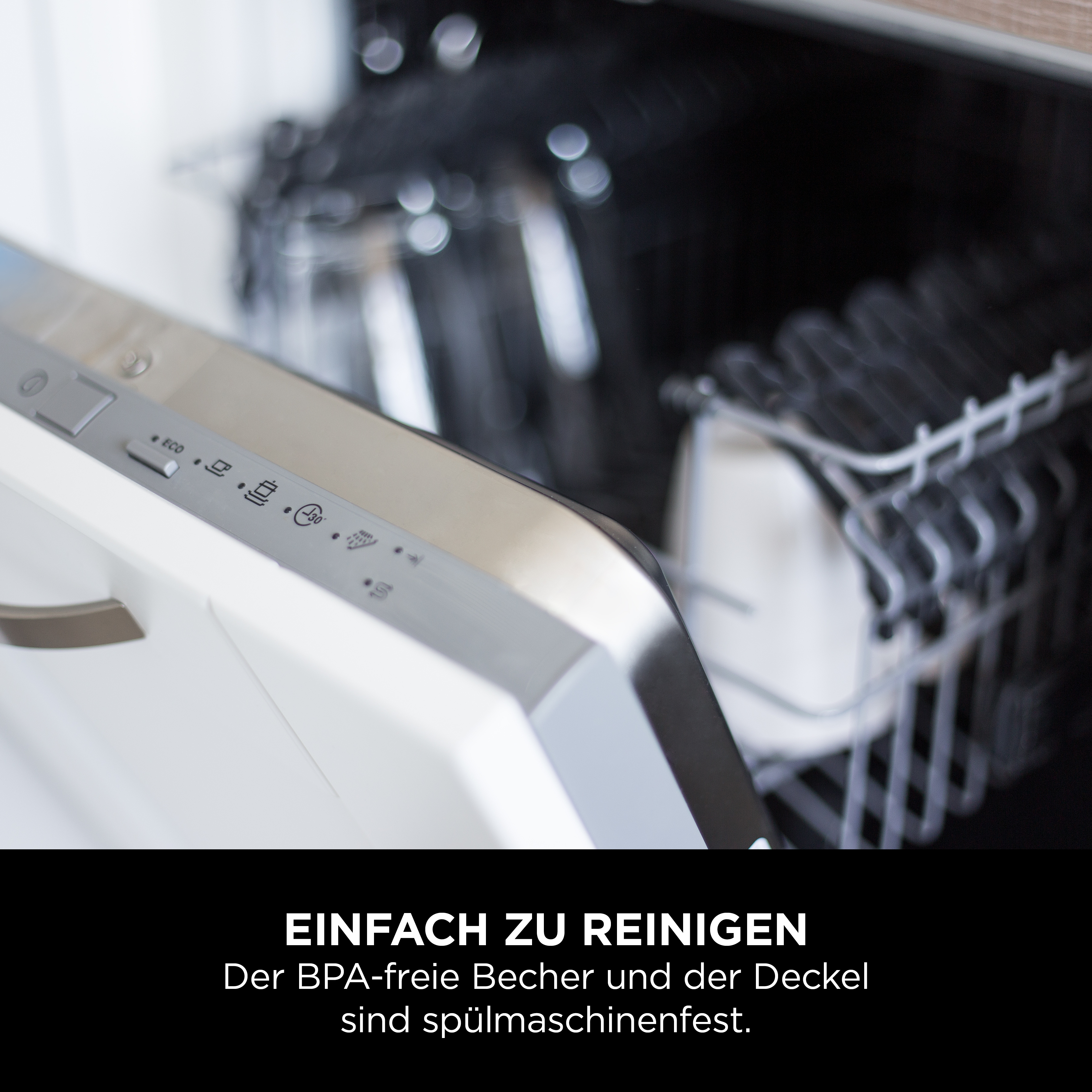 Geschirrspülertür offen. Im Inneren befinden sich Geschirr. Der Text lautet: EINFACH ZU REINIGEN