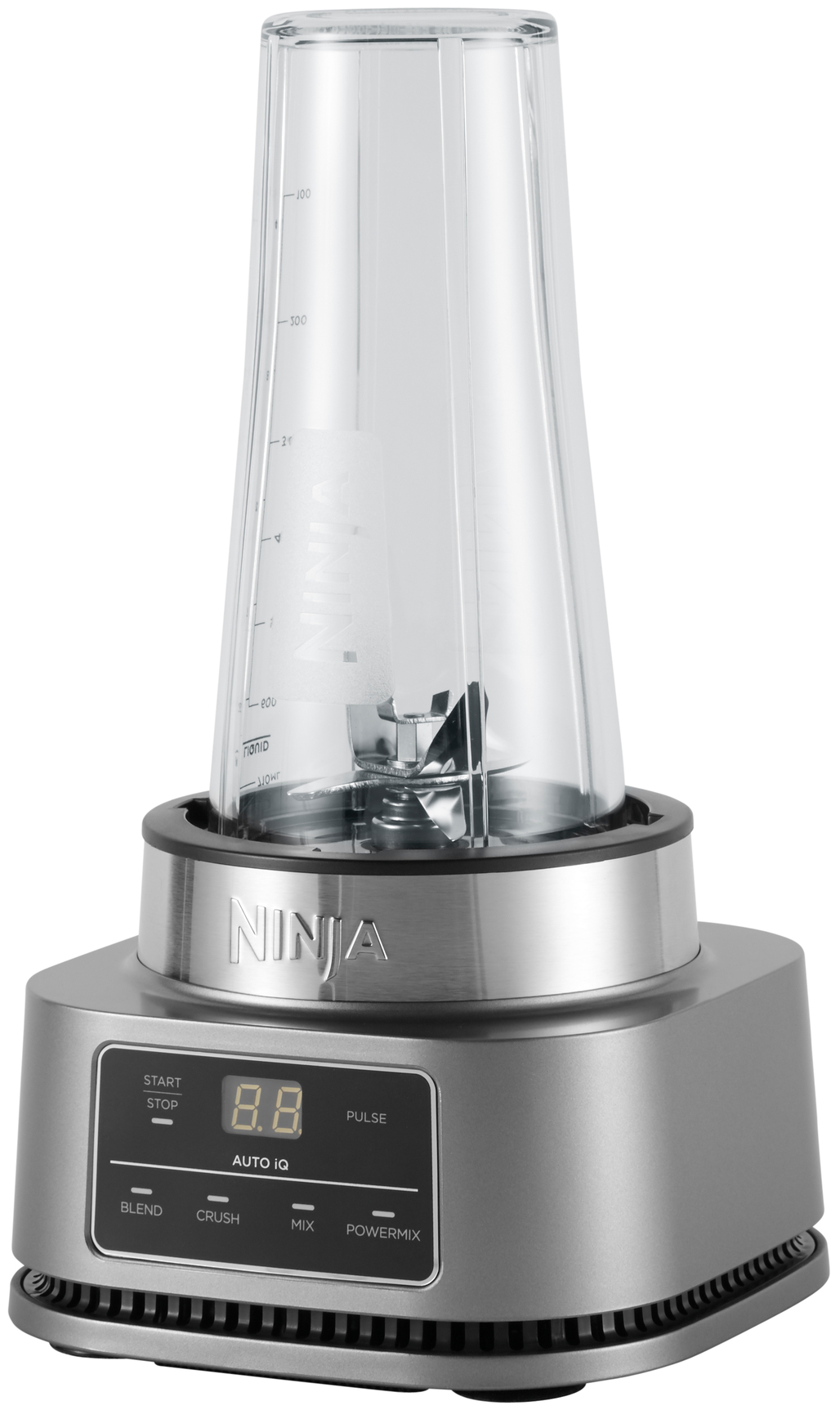 Silberner Ninja-Mixer mit transparentem Behälter. Die Basis hat ein Digitaldisplay mit Tasten.