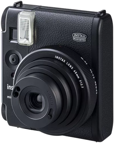 Fekete Instax kamera objektívvel és vakuval, elölnézet, fekete háttér.