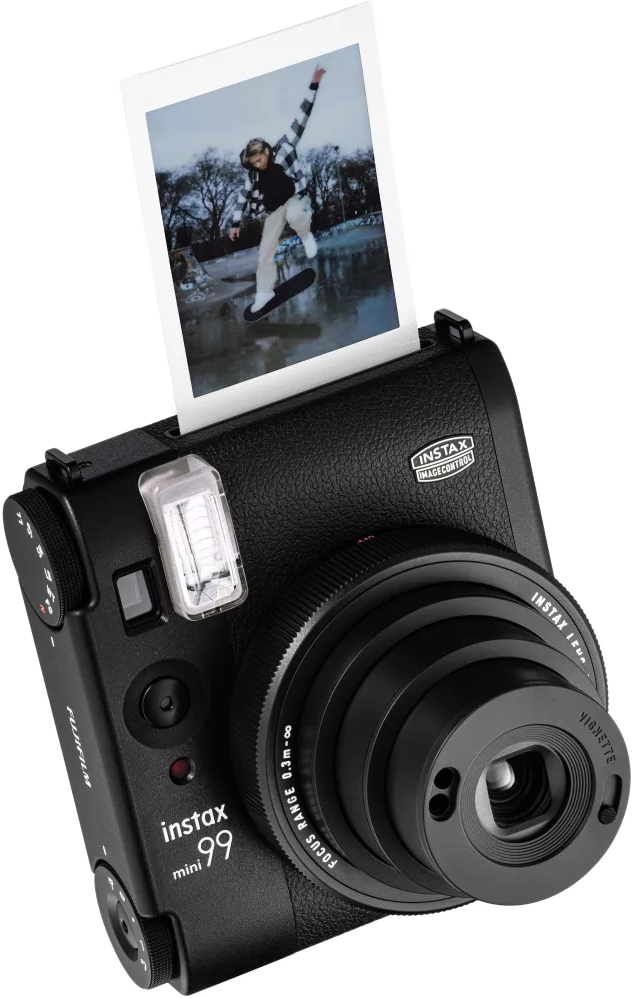 Fekete Instax Mini 99 kamera, amely egy gördeszkás trükköt csináló fotóját adja ki.