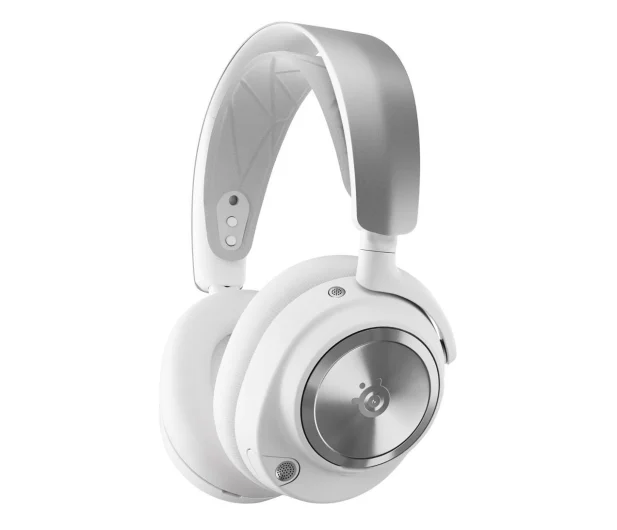 Białe i szare słuchawki nauszne. Srebrna płytka z nazwą marki na nauszniku.