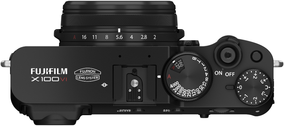 Fekete kamera felülnézete tárcsákkal, objektívvel és gombokkal. Fujifilm X100VI.