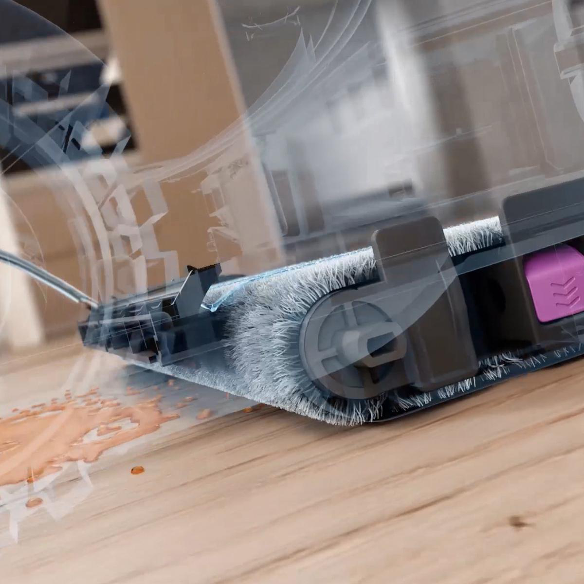 Ein Reinigungsroboter arbeitet auf einer Holzoberfläche.
