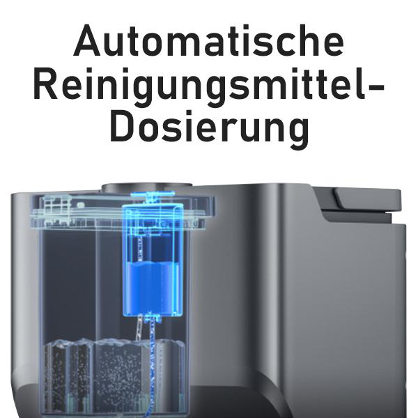 Nahaufnahme eines Geräts mit transparentem Behälter mit blauer Flüssigkeit. Text: 'Automatische Reinigungsmitte-Dosierung'.